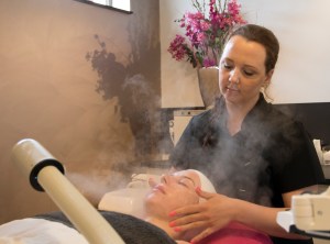 amanda-gezichtsbehandeling-stoom-ontspannen-ernas-beauty-huidverzorging-huidverbetering