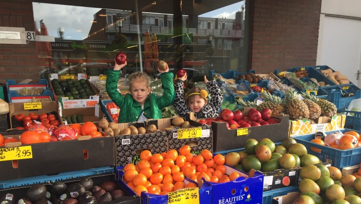 Jools en Pippa verkopen groente en fruit - MOMspiration